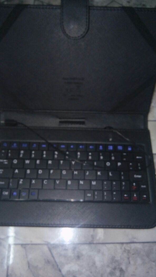 Husa +tastatura tableta 7-8 inci