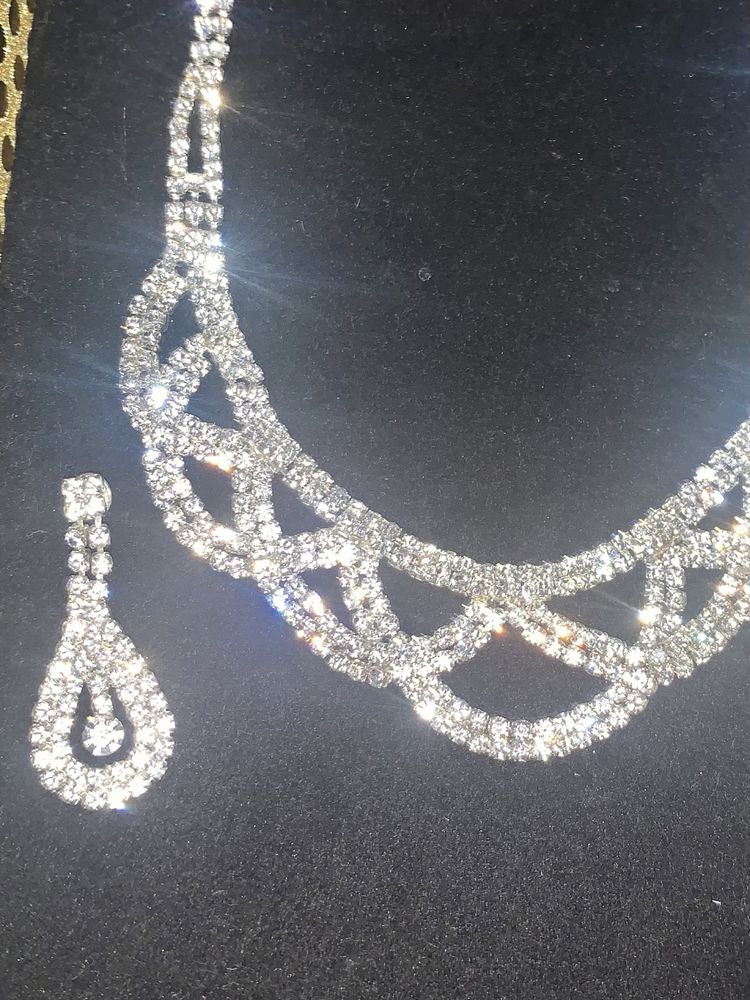 Красивый комплект ожерелье и сережки