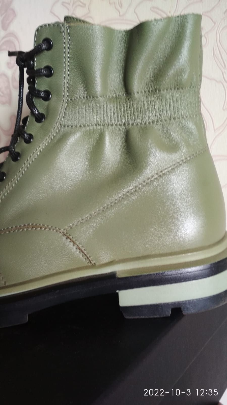 Современные натуральные кожа необыкновенного зелёного цвета ботинки.