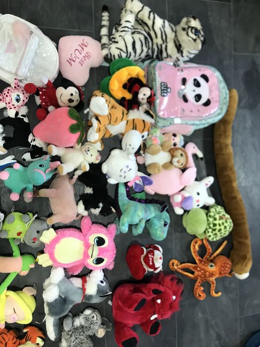 Чувал с 68 плюшени играчки и 4 ранички