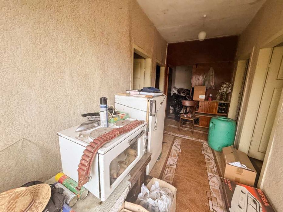 Kъща с 3 спални, гараж и стопански постройки в живописното село Червен