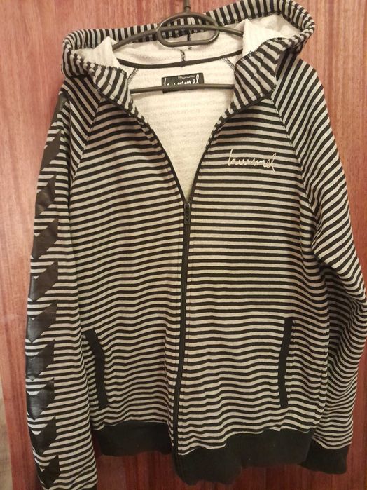 мъжки суитшърт, с качулка, запазен, удобен за разходки и спорт.