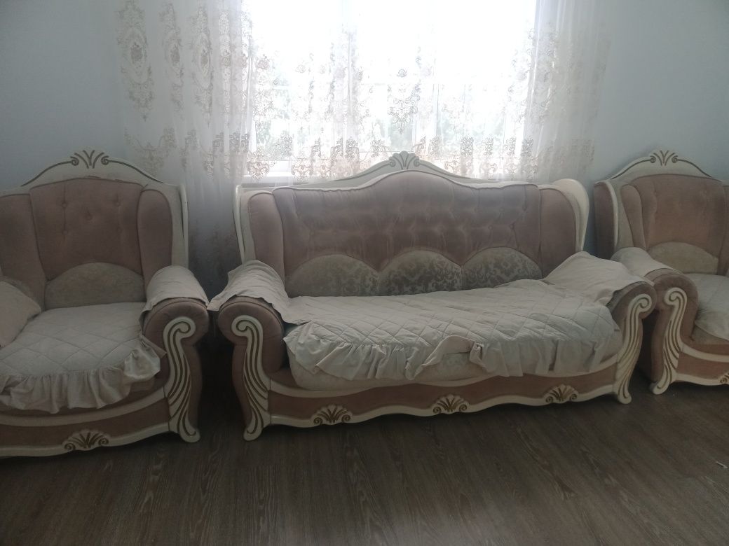 Мягкое мебель диван и кресло