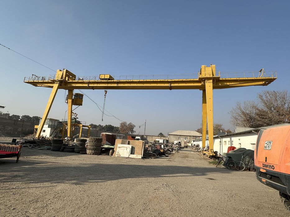 Козловой  кран сотилади.