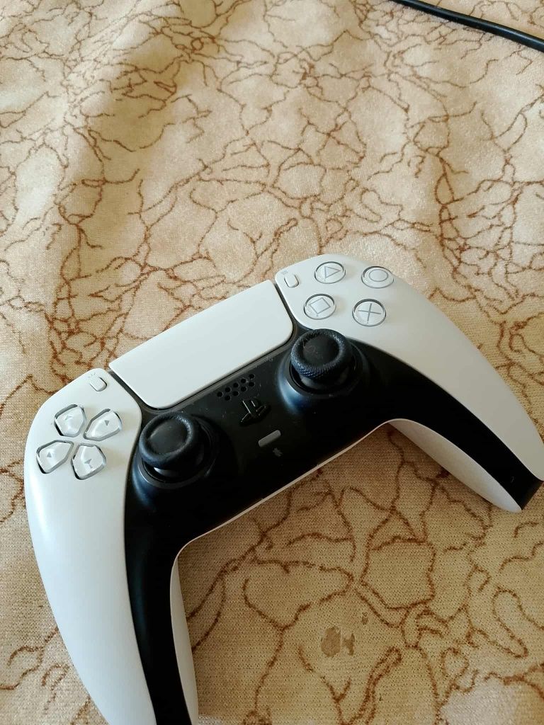 Продавам PS5 с джоестиг като нов
