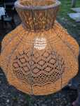 Lampa cu abajur croșetat manual