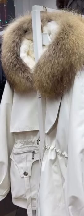 Продам парку белую