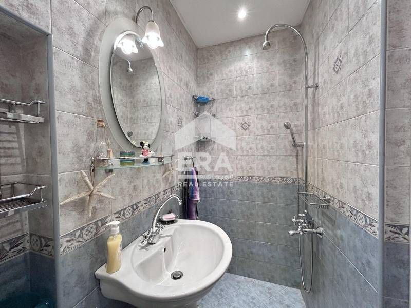 Дава се под наем Тристаен апартамент в София, Център - 70 кв.м за 700 € - Снимка #8