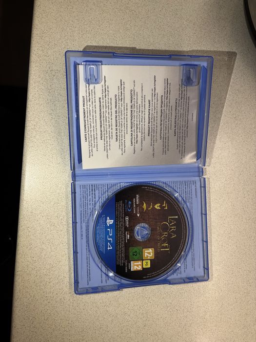 Продавам игра ,, lara croft” за ps4