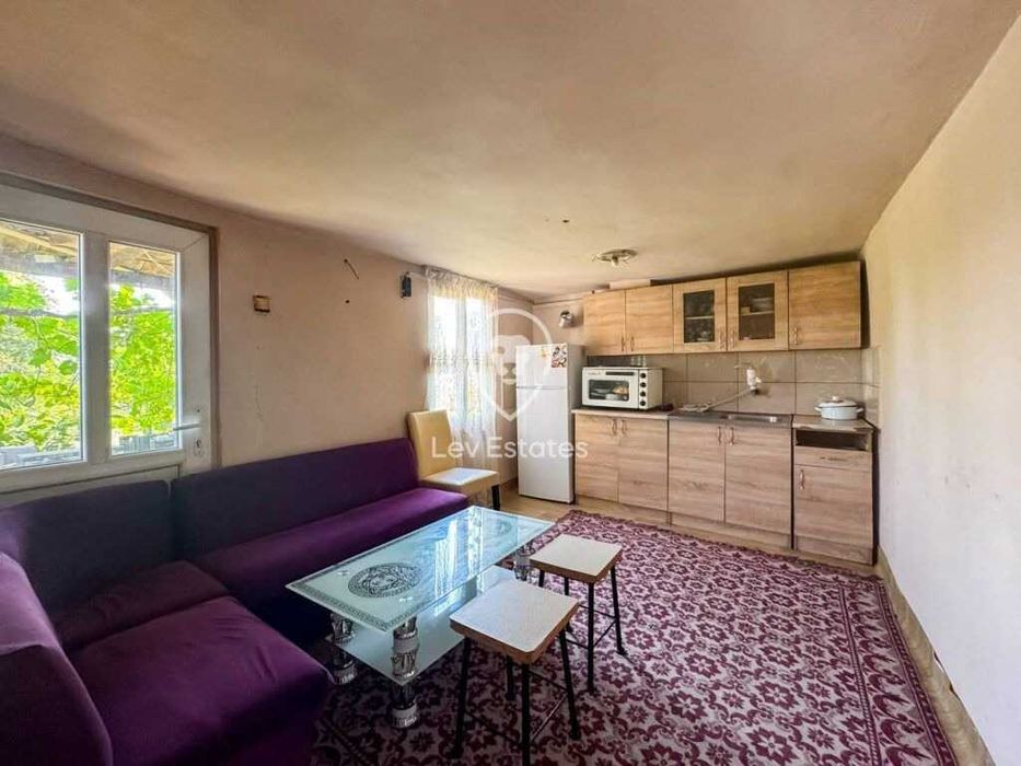 Едноетажна къща с голям парцел в село Загорци, област Бургас