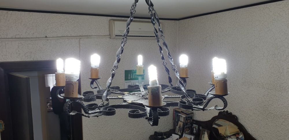 Lampa rustica din fier forjat pentru plafon, cu 8 becuri