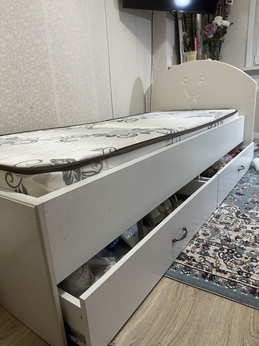 Төсек матрасымен. Размер 186/86 жағдайы жақсы.  Екі суырмасы бар.