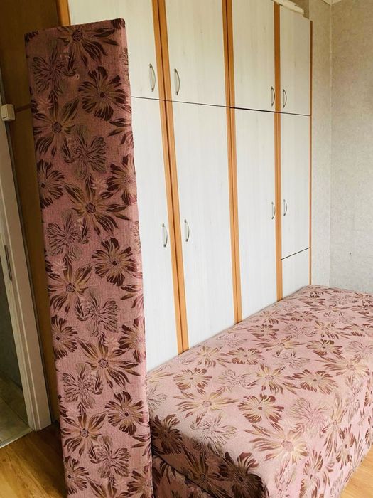 Обзавеждане за стая: диван, ратанови столове с маса и килим.