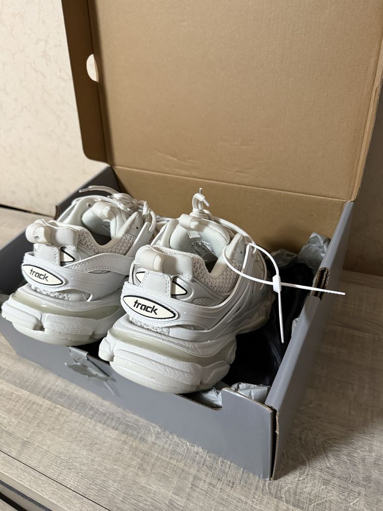 Balenciaga track
