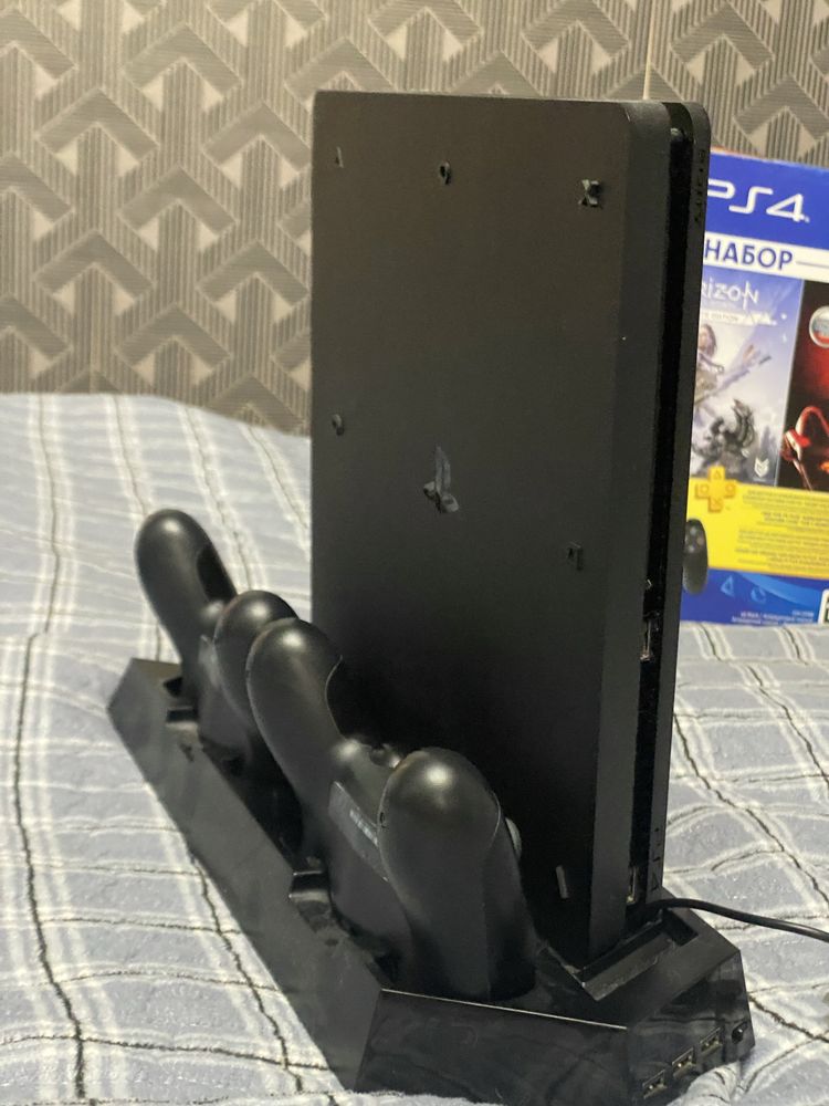 PS4 Slim 1TB + 450 игр + 2 геймпада + док станция