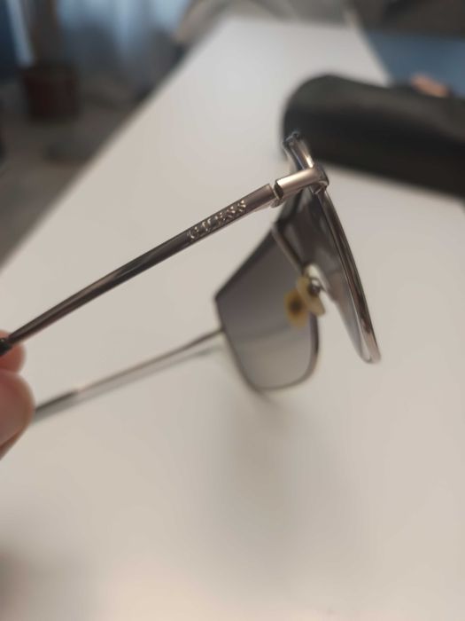 Слънчеви очила Guess с калъф и кърпичка