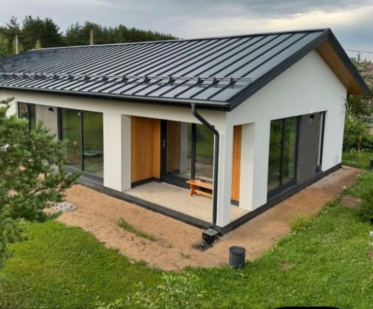 Case modulare pe structură metalică rezistentă și invelite cu panou sa