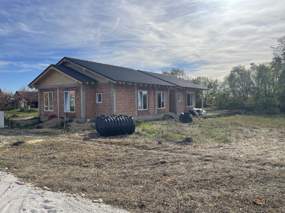 Vand 1/2 duplex, 3 dormitoare, 2 bai, mosnita noua, 100000 euro