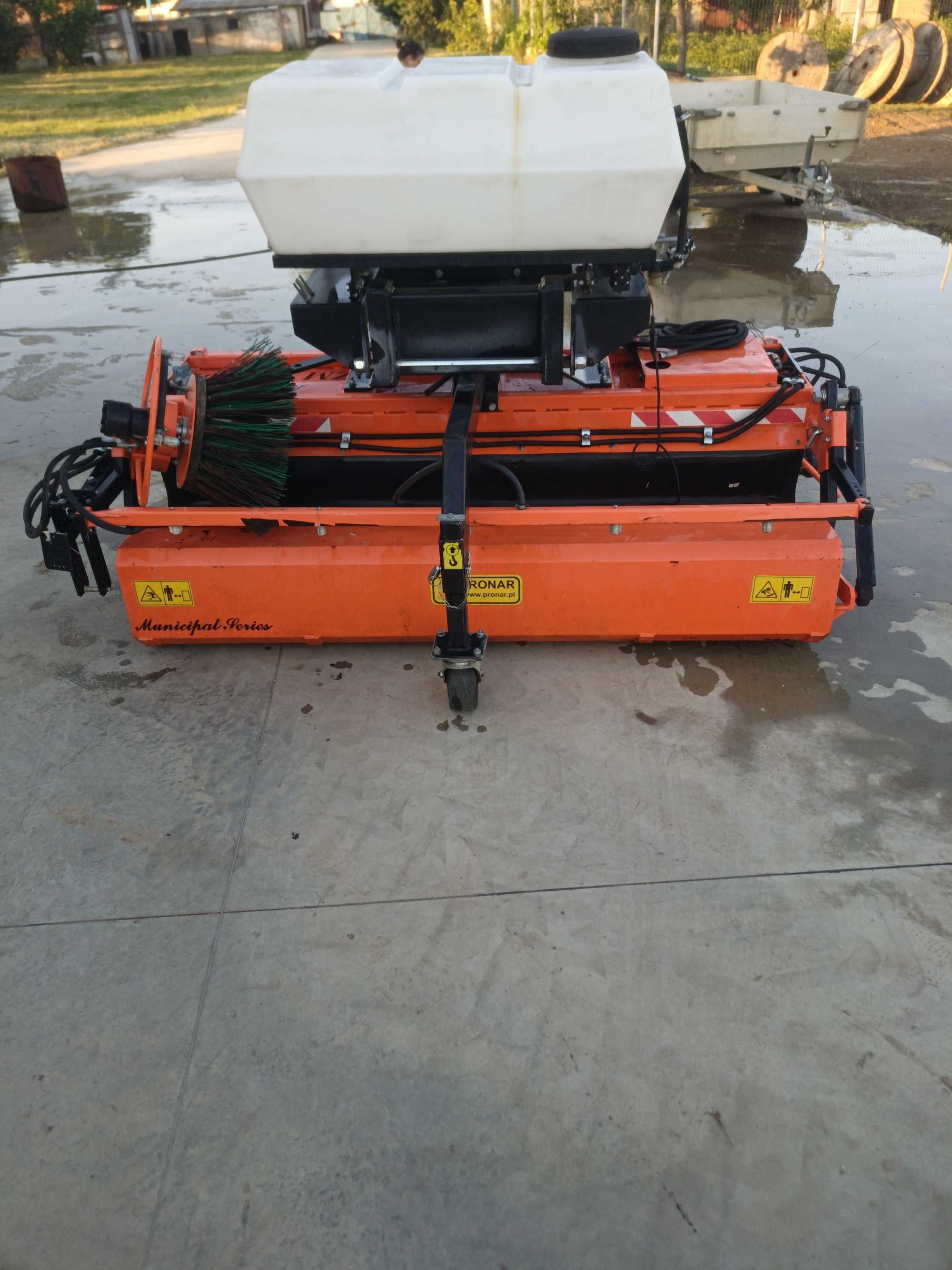 Mătură stradală atașament buldoexcavator sau tractor