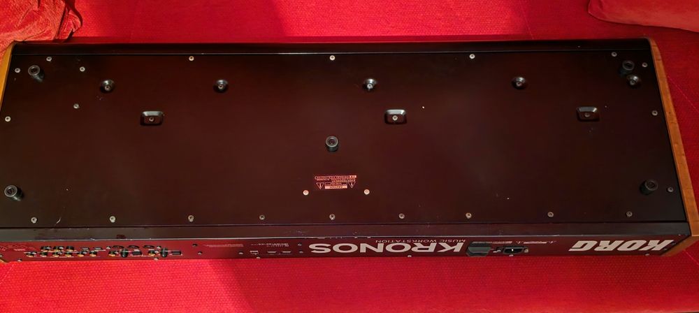 Vând Korg Kronos 2