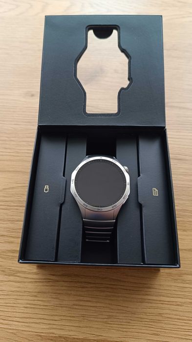 Часовник Huawei GT 4