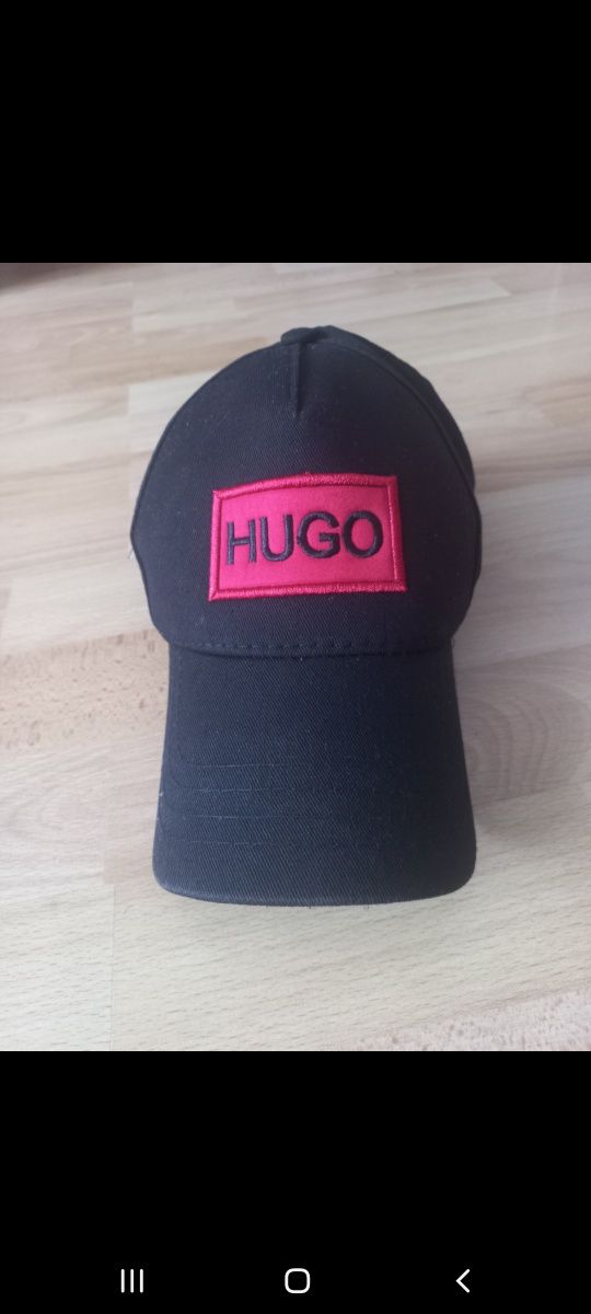 Vînd șapca Hugo .