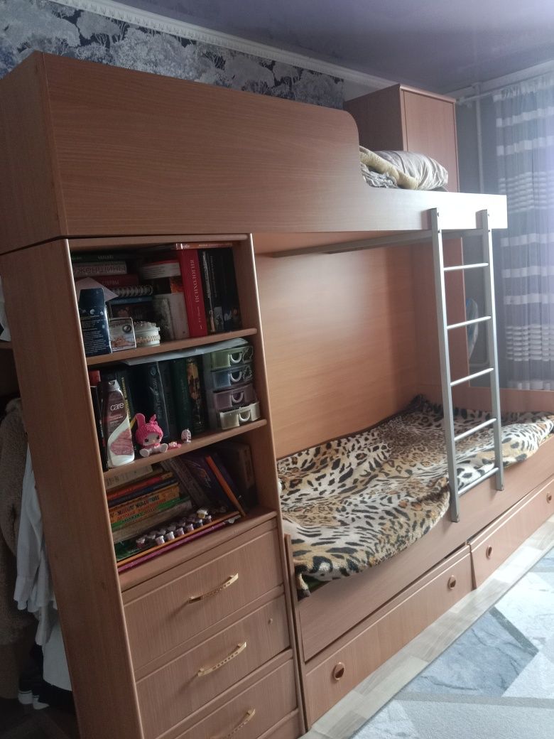 Продам двухъярусную кровать со встроенными шкафами