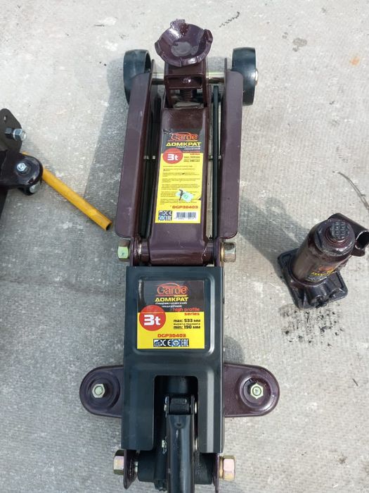 Domkrat (2t, 3t, 2.5t, 10t)