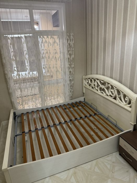 Двуспальняя кровать с подьемным механизмом