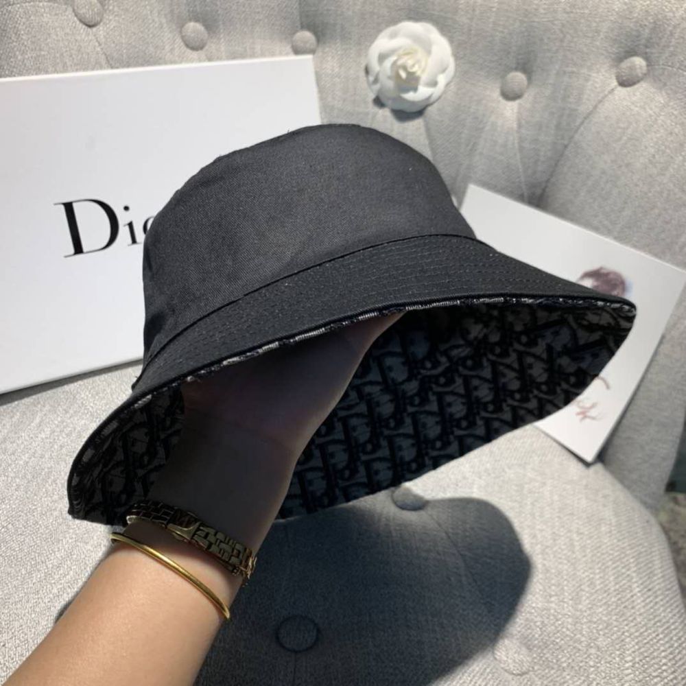 Шапки нов модел Dior