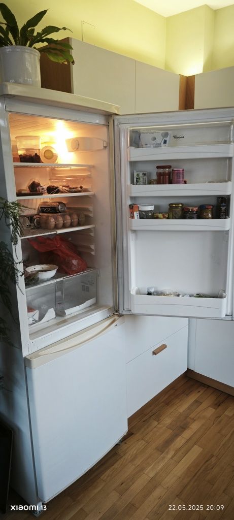 Хладилник Whirlpool с долна камера