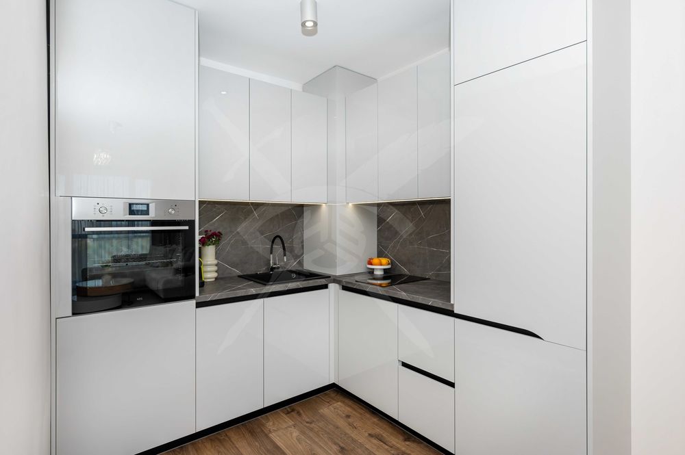 Продава се Двустаен апартамент в Пловдив, Център - 75 кв.м за 2294 €/кв.м - Снимка #2