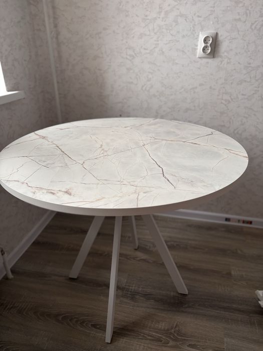 Продам два новых стола