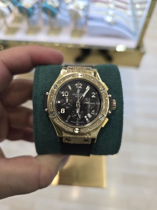 Продам невероятно красивые женские Хублоты в золоте с бриллиантами.