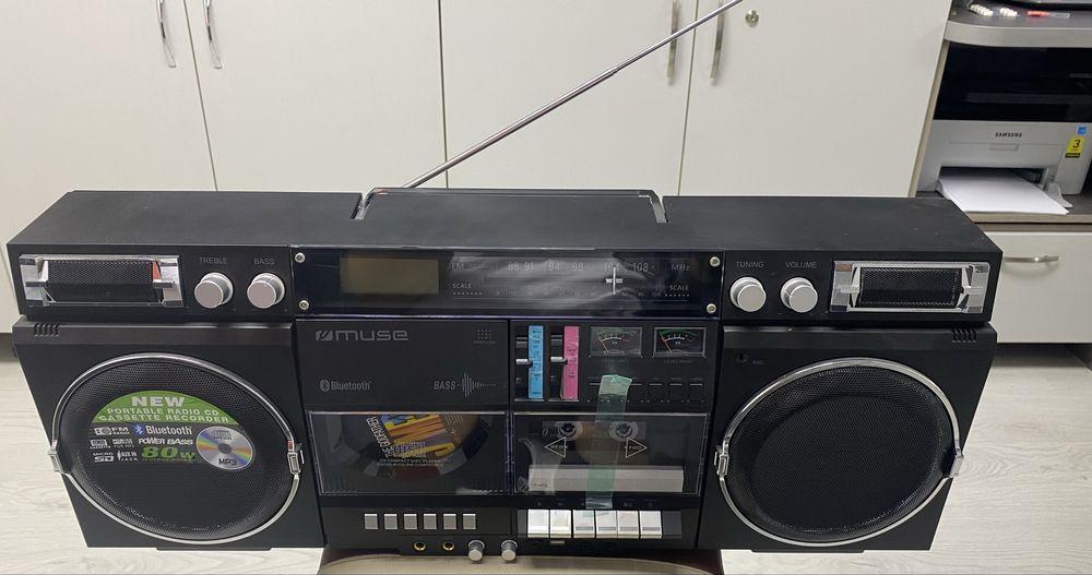 Продам новую кассетную магнитолу с CD-проигрывателем Muse - 380