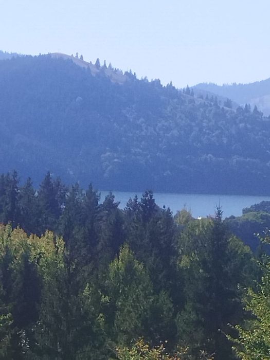 Teren cu vedere la Lacul Izvorul Muntelui si Vârful Toaca