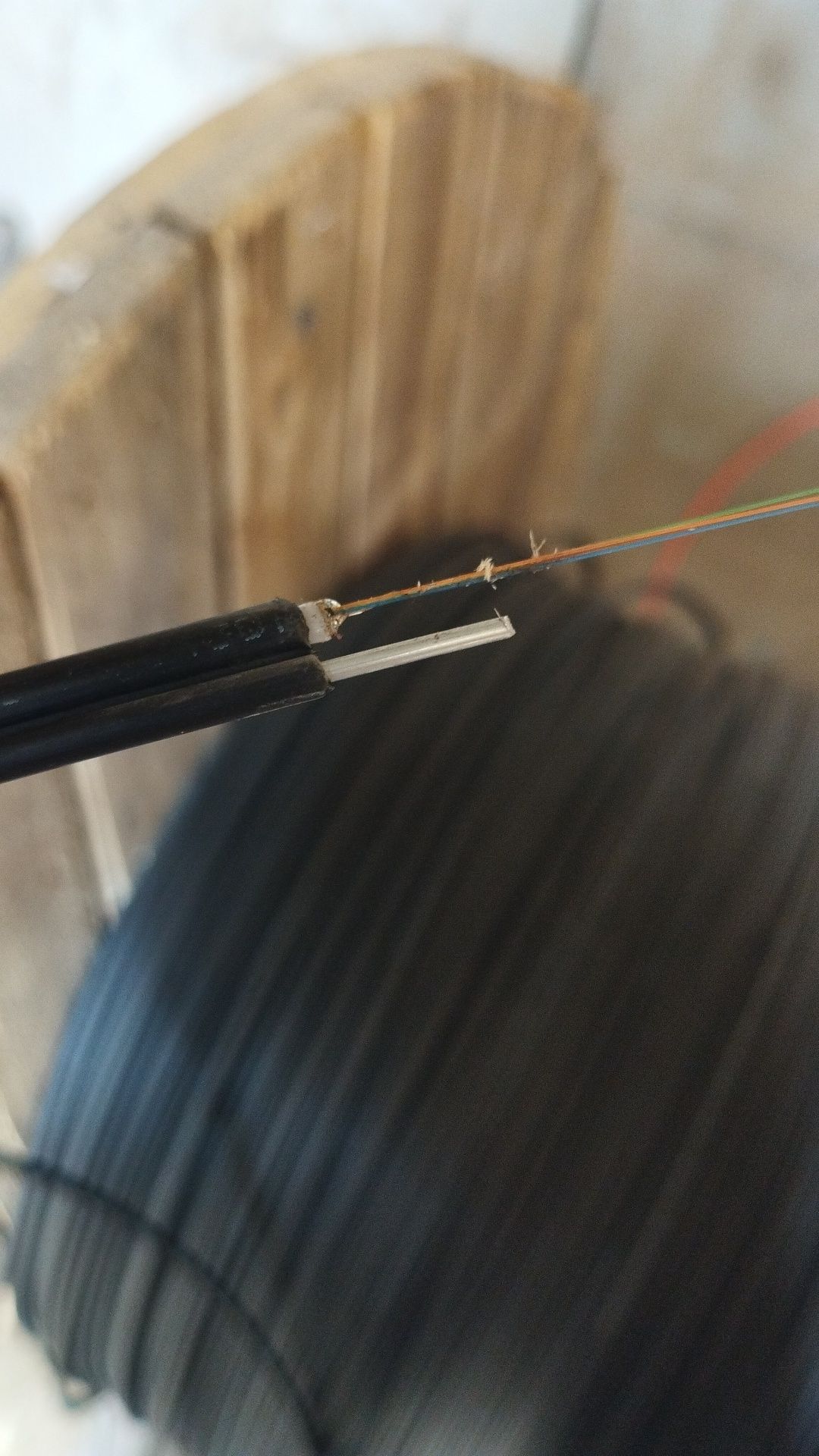 Оптический кабель с сталькой.