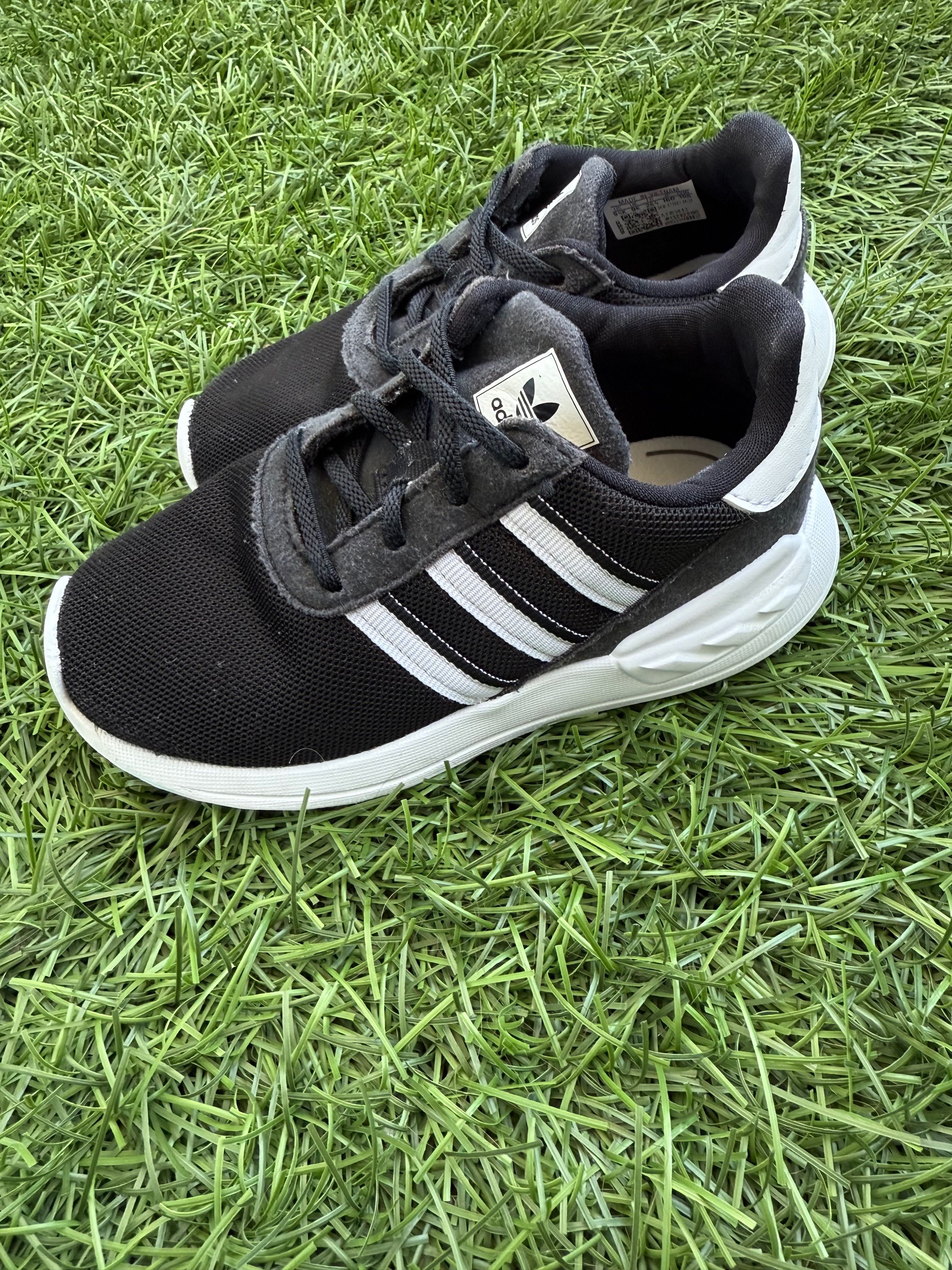 Маратонки Adidas, (адидас) номер 26,5 ( 9к ) момче