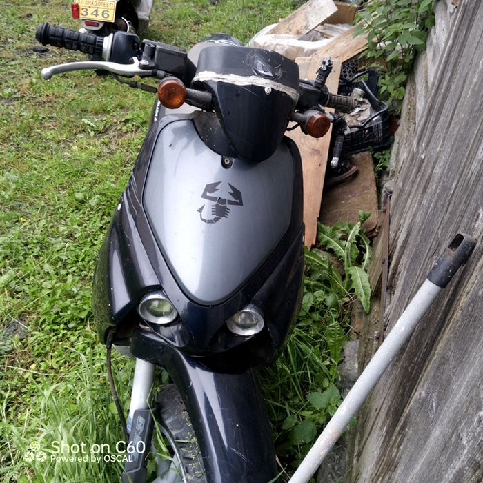 Vând scutere unu Aprilia cu probleme la pornire și unul funcțional