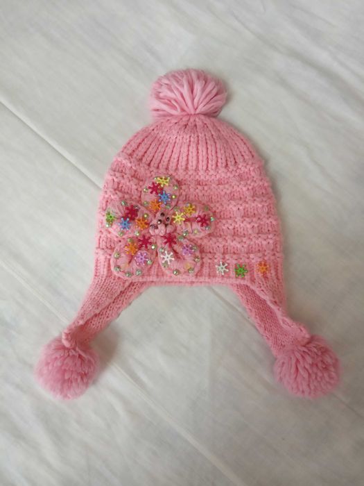 Теплая шапка, для девочки 6 - 7 лет.