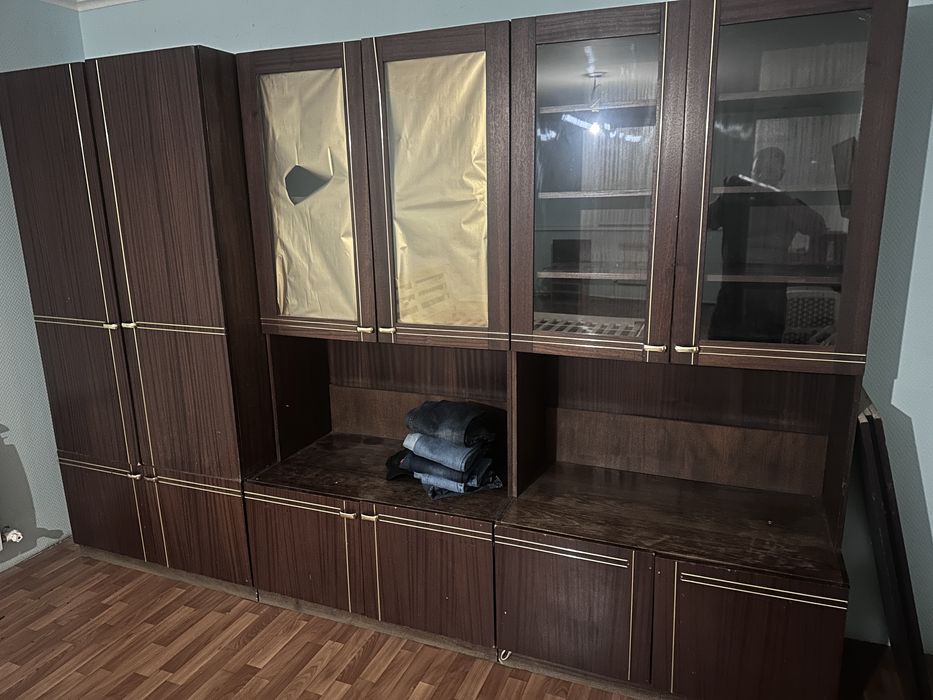 Шкаф сервант в хорошем состояние