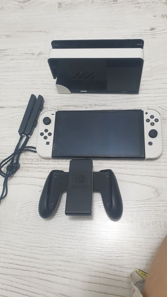 Продавам Nintendo Switch OLED – Бял модел + 2 Игри