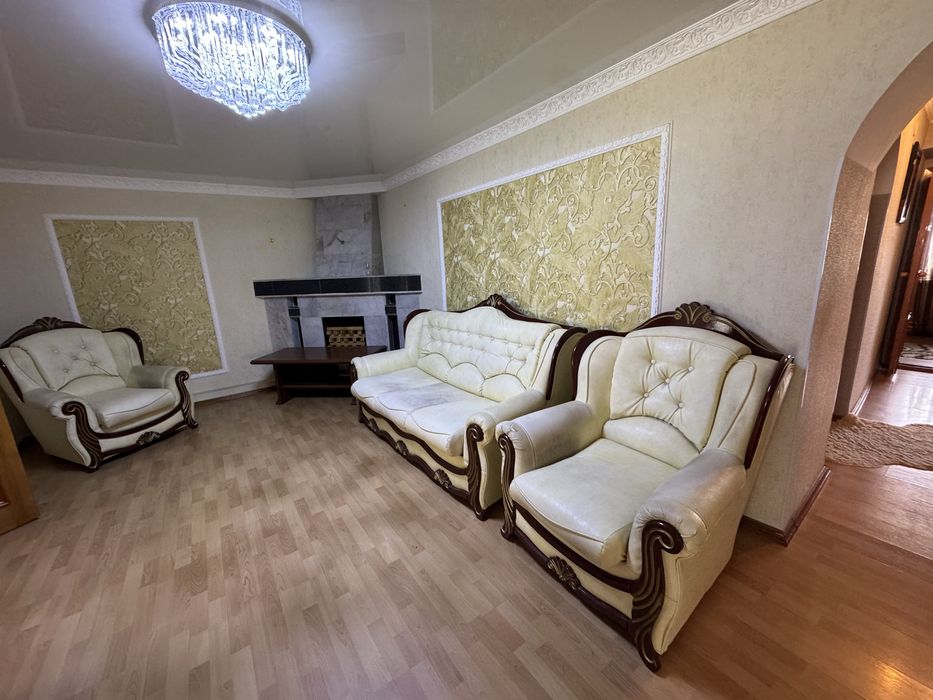 Диван с двумя креслами