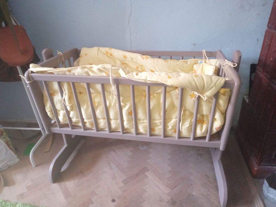 Vând patut bebe cu leagan