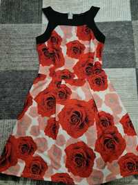 Красива рокля с рози