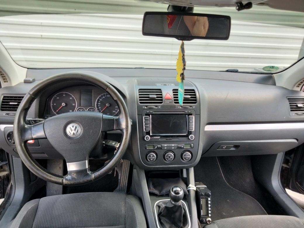 Vând Volkswagen Golf