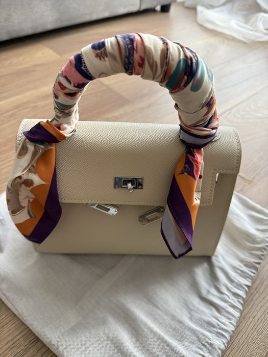 Чанта 100%естествена кожа , цвят слонова кост