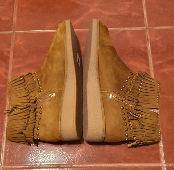 Cizme UGG ARIANE Fringe Studded Ankle marime 39