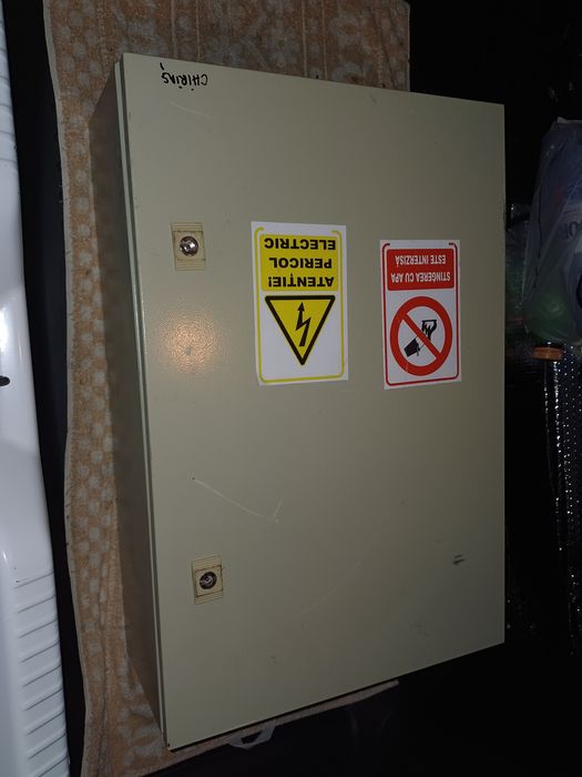 Tablou electric / organizare de șantier. 60 cm × 40 cm.