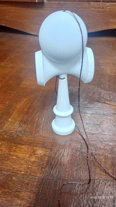 Vând kendama de culoare albă